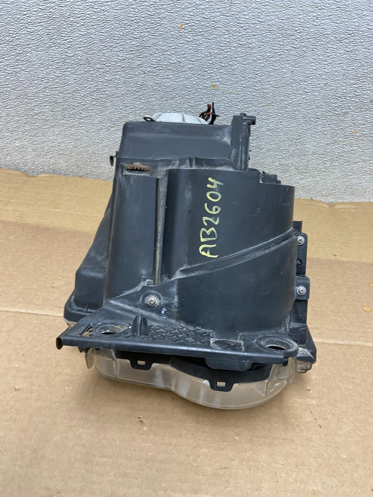2005 - 2009 Land Rover Lr3 Right Passenger Rh Side Halogen Headlight AB2604 DW8