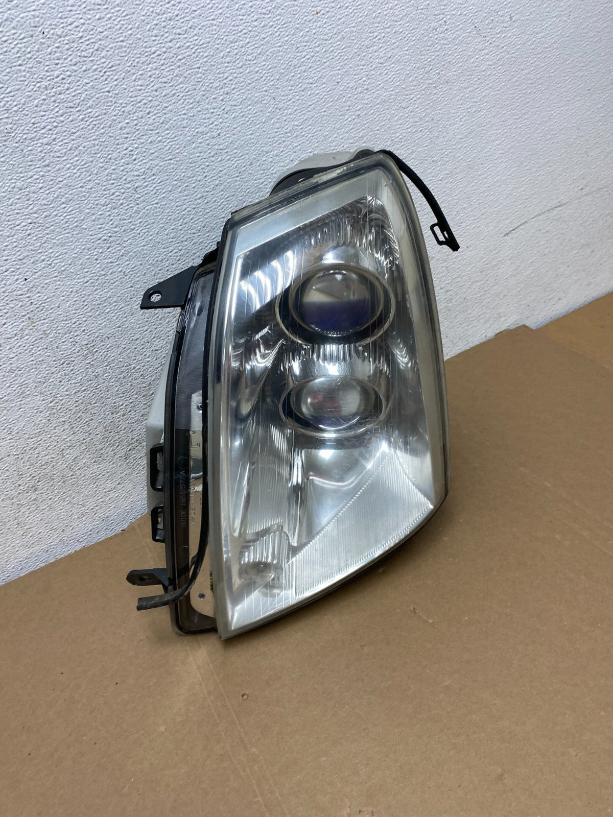 2005 to 2011 Cadillac STS Left Driver LH Side Xenon Headlight AD7841 DW2