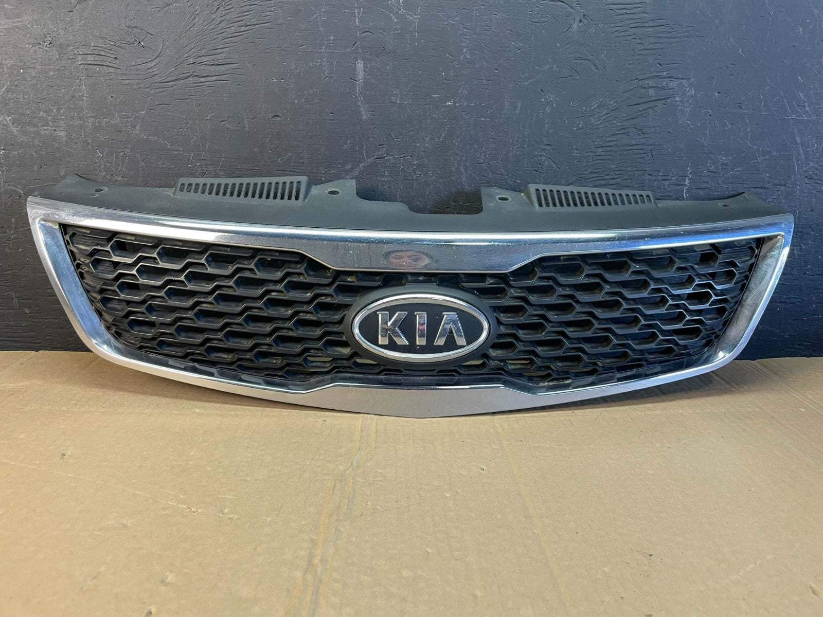 2010 to 2013 Kia Forte Koup Black Front Upper Bumper Grill Grille AC9736 DW0