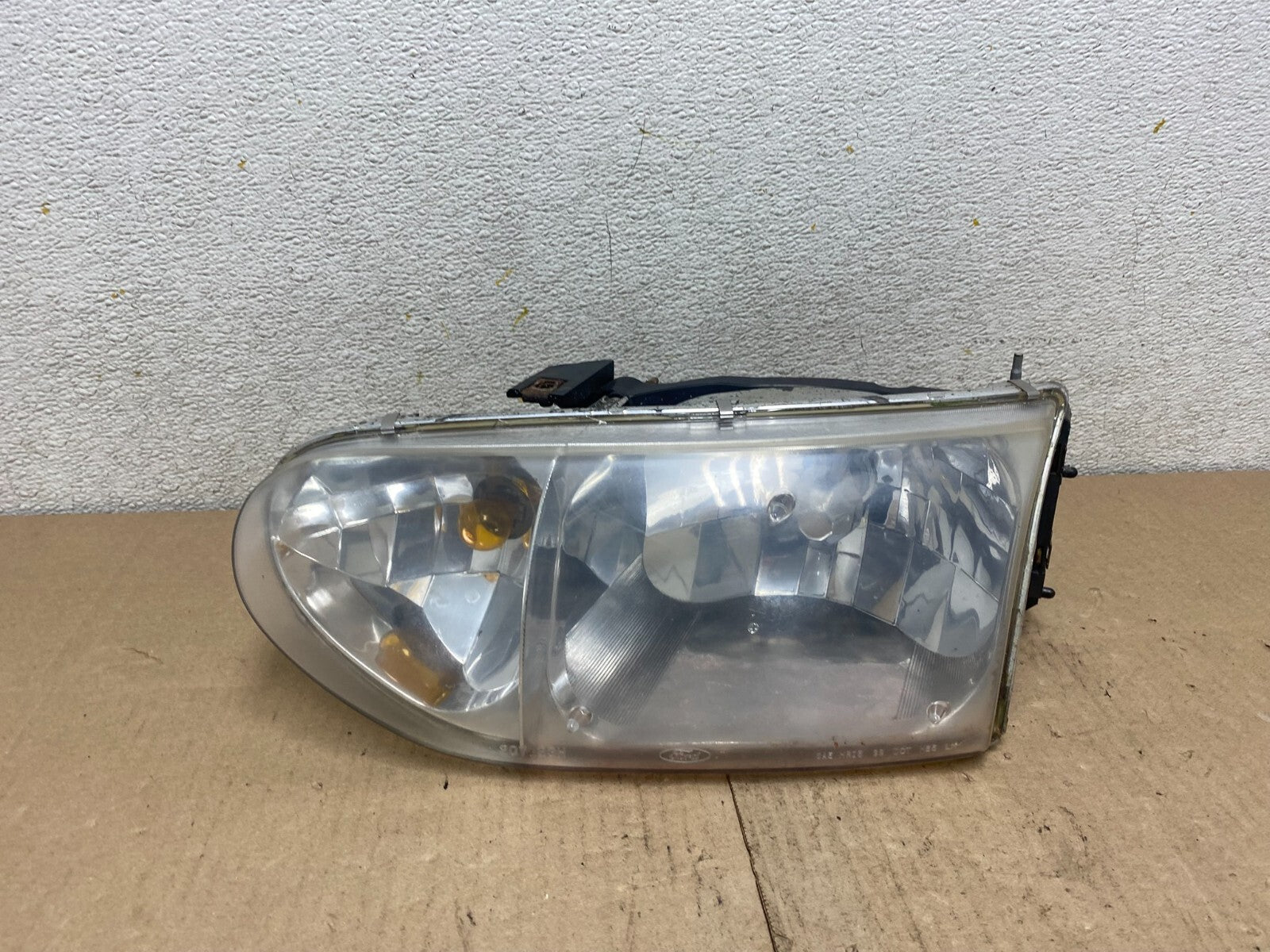 1999 to 2002 Mercury Villager Left Driver LH Side Headlight M5654 DW0