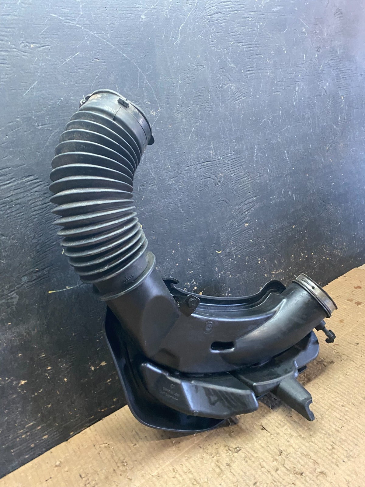 2011 to 2018 Chrysler 300 3.6L Air Intake Duct Tube Cleaner OEM Y6342 DG5