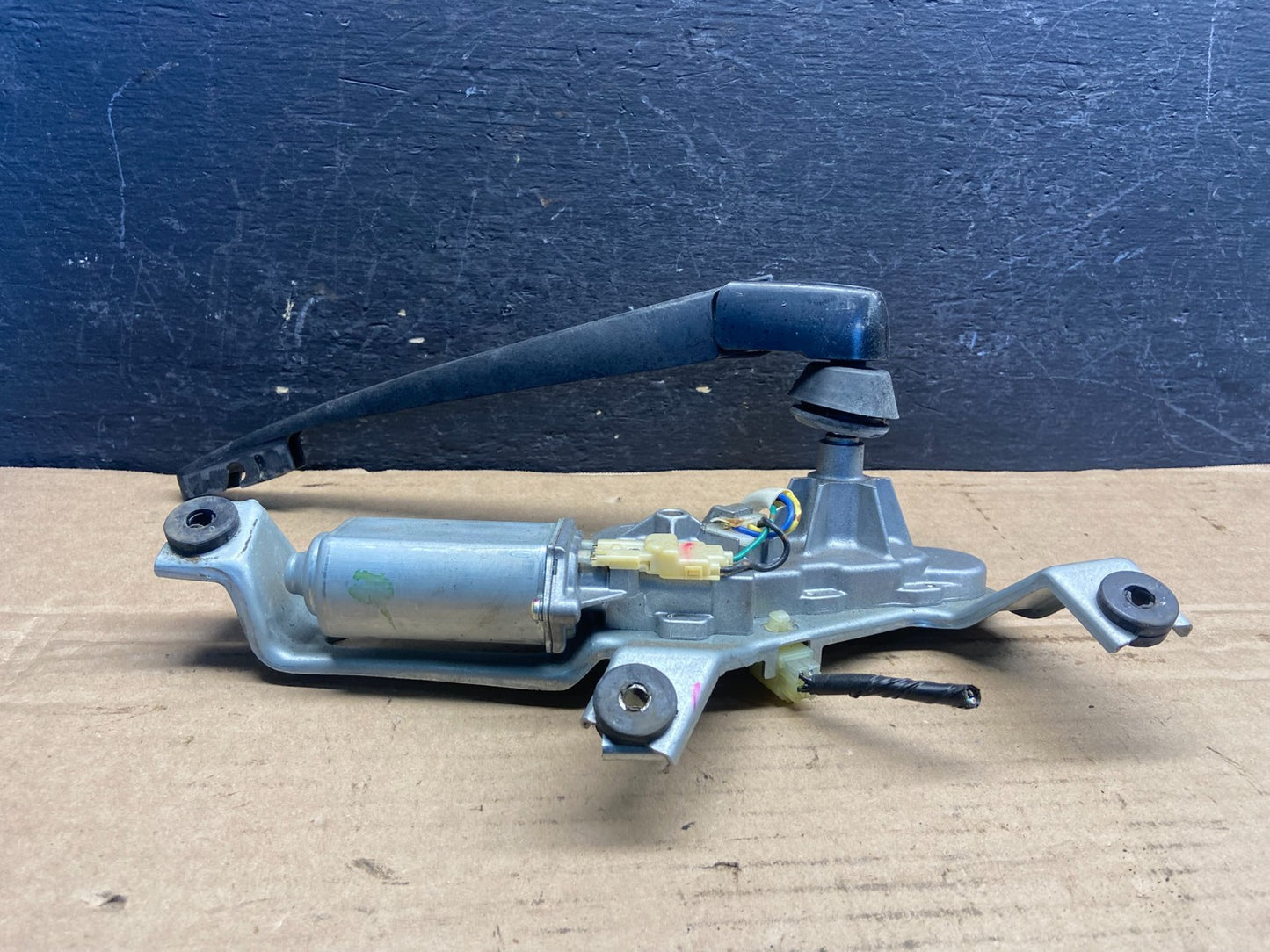 2005 to 2009 Subaru Legacy Outback Rear Windshield Wiper Motor AE25151