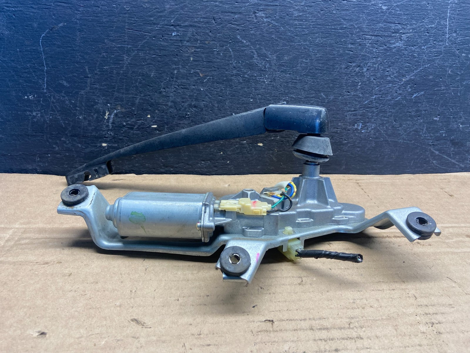 2005 to 2009 Subaru Legacy Outback Rear Windshield Wiper Motor AE25151