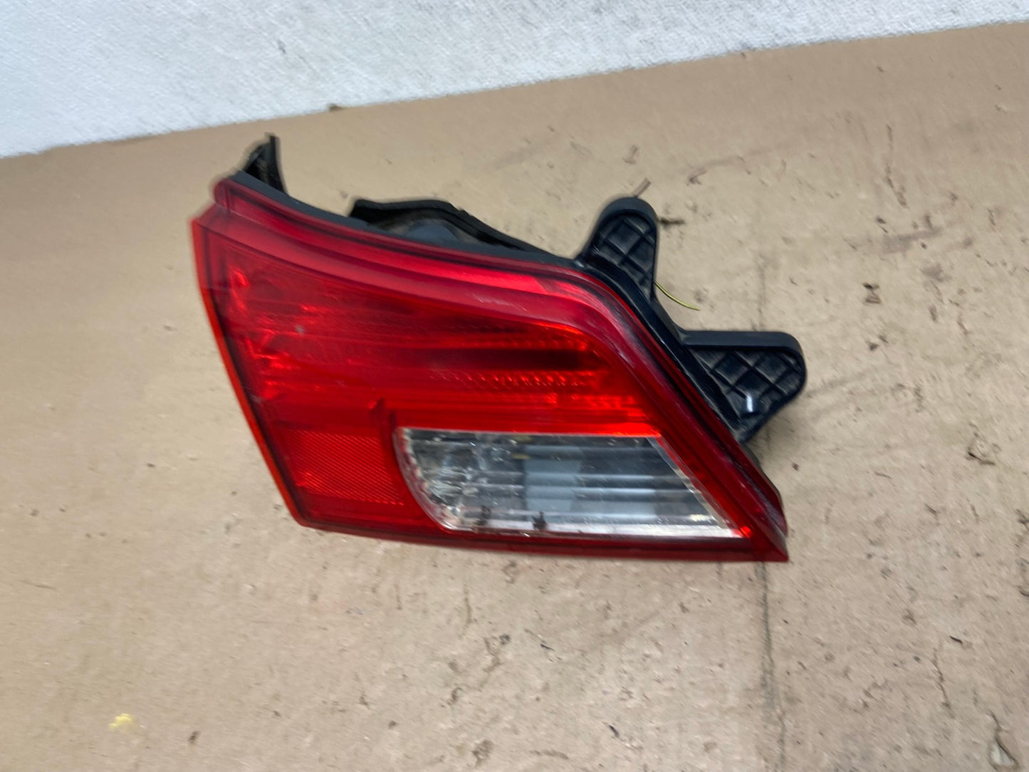 2010-2014 Subaru Outback Left Driver Lh Side Inner Tail Light AG5635 LK1