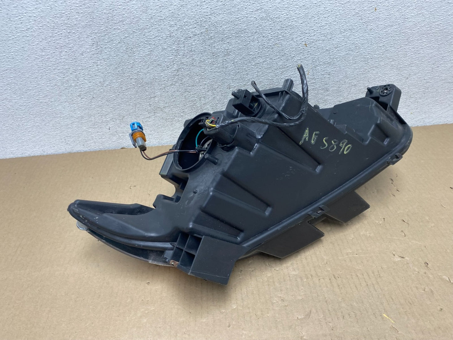 2011 to 2014 Ford Edge Front Left Driver Side Headlight Halogen AG5890 DW8