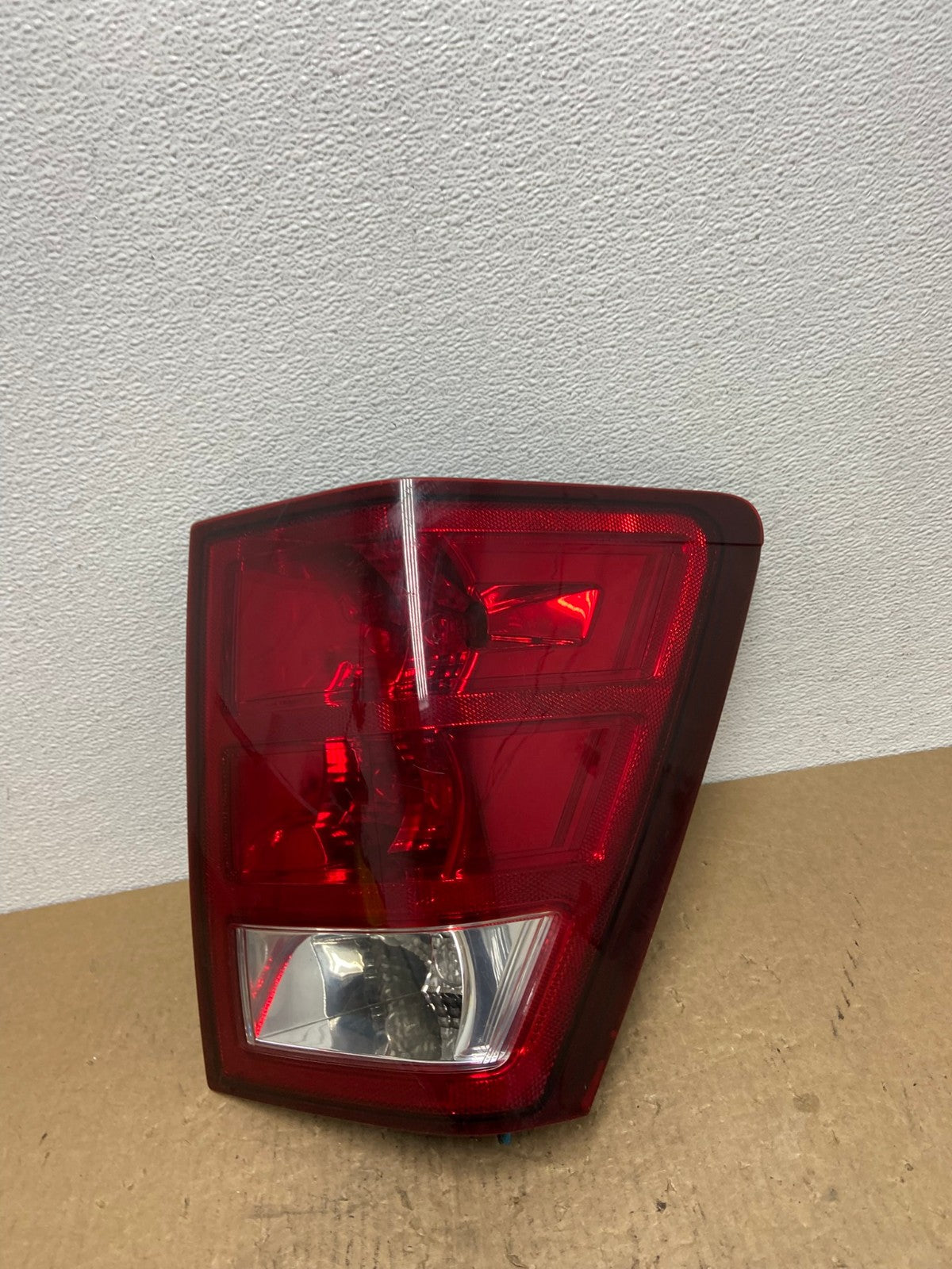 2005 - 2006 Jeep Grand Cherokee Right Passenger Rh Side Tail Light AC1408 LK0