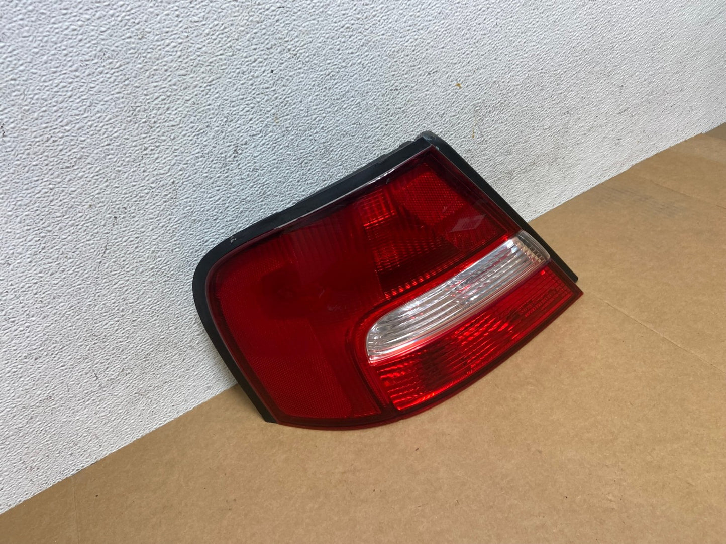 2000 to 2001 Nissan Altima Left Driver LH Side Tail Light AE2900 LK2
