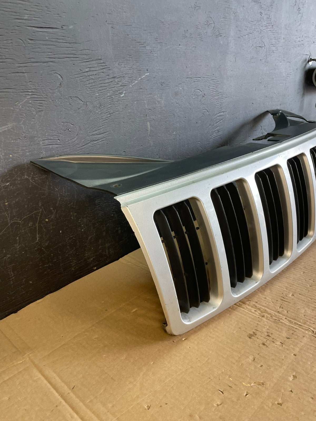 2005 to 2007 Jeep Grand Cherokee Front Upper Grill Grille Aftermarket AC5437vDG2