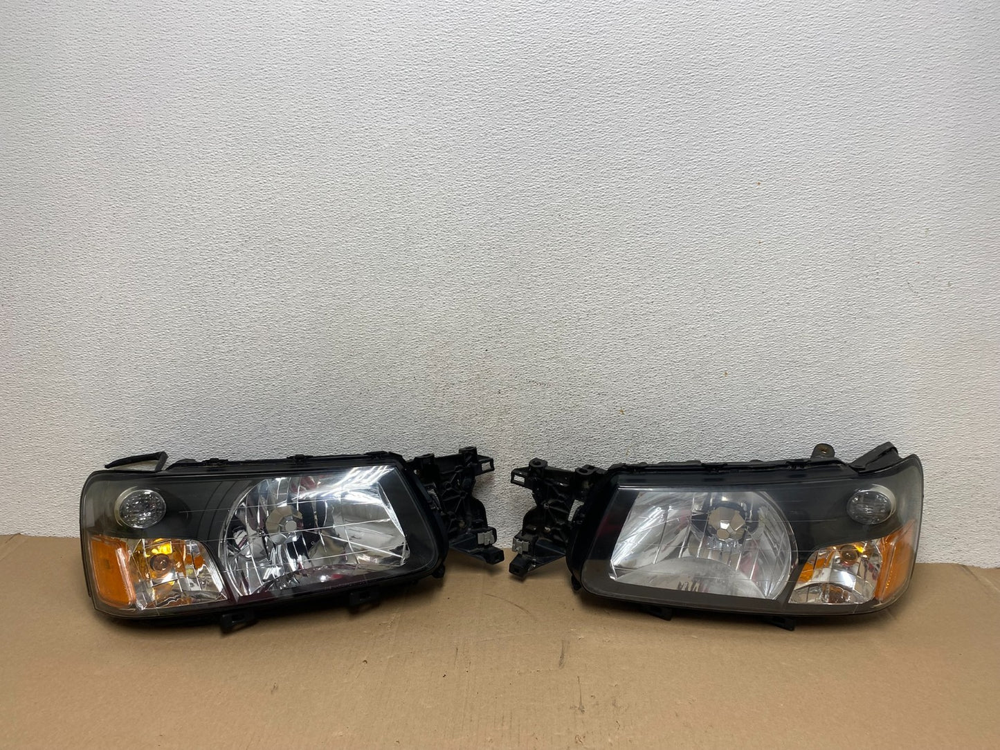 2003 2004 Subaru Forester Left+Right Headlights Halogen AE7181 DW0