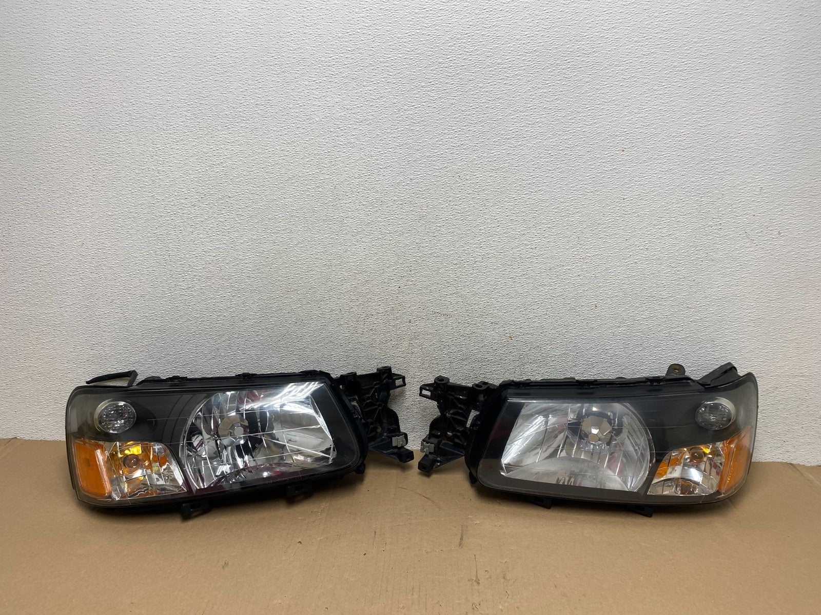2003 2004 Subaru Forester Left+Right Headlights Halogen AE7181 DW0