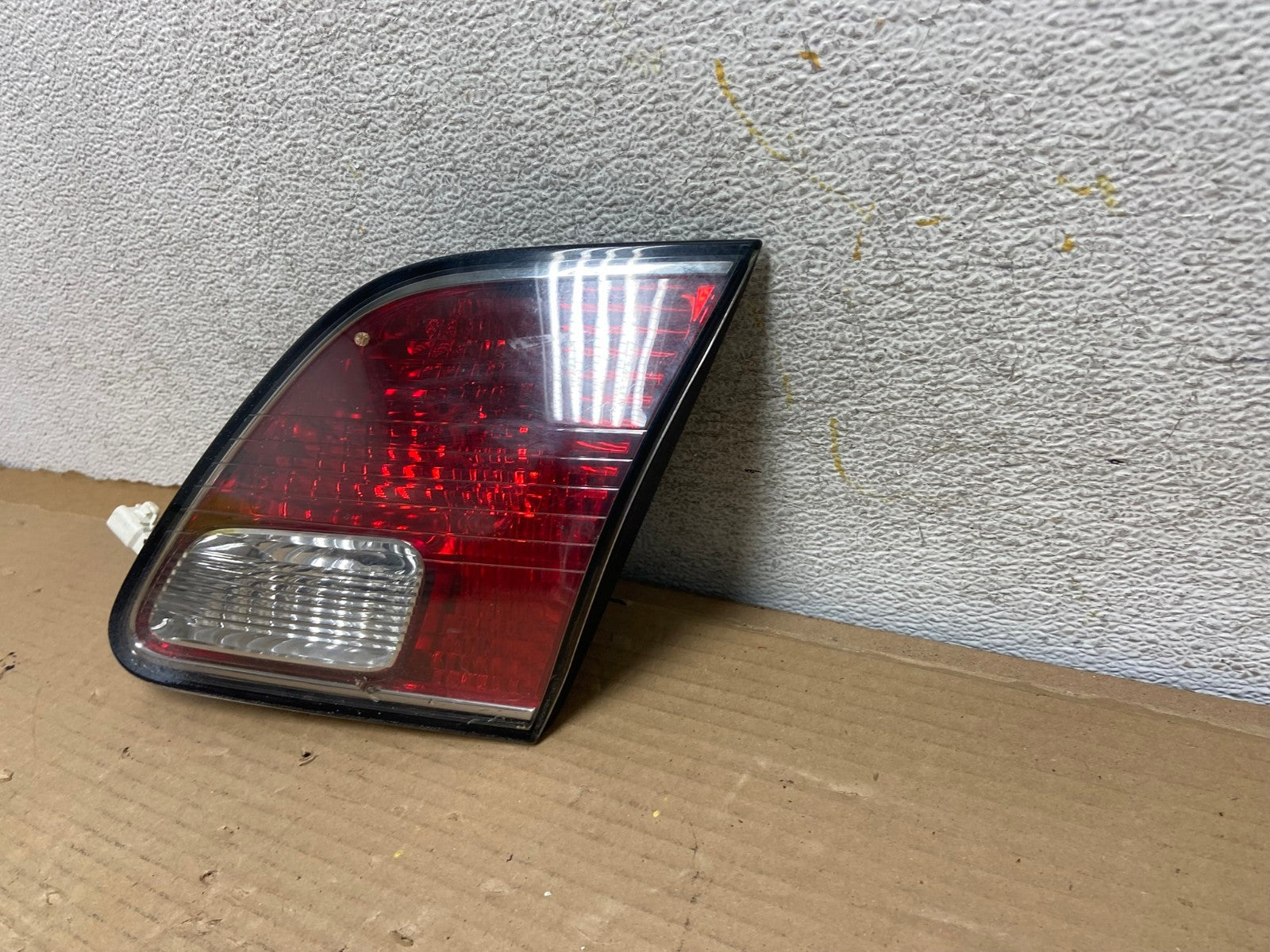 2002 2003 2004 Lexus Es300 Es330 Right Passenger Inner Tail Light AH0599 LK2