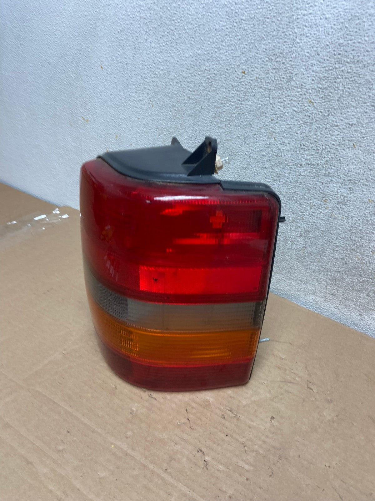 1993-1998 Jeep Grand Cherokee ZJ Right Passenger Side Rh Tail Light AH9400 LK1