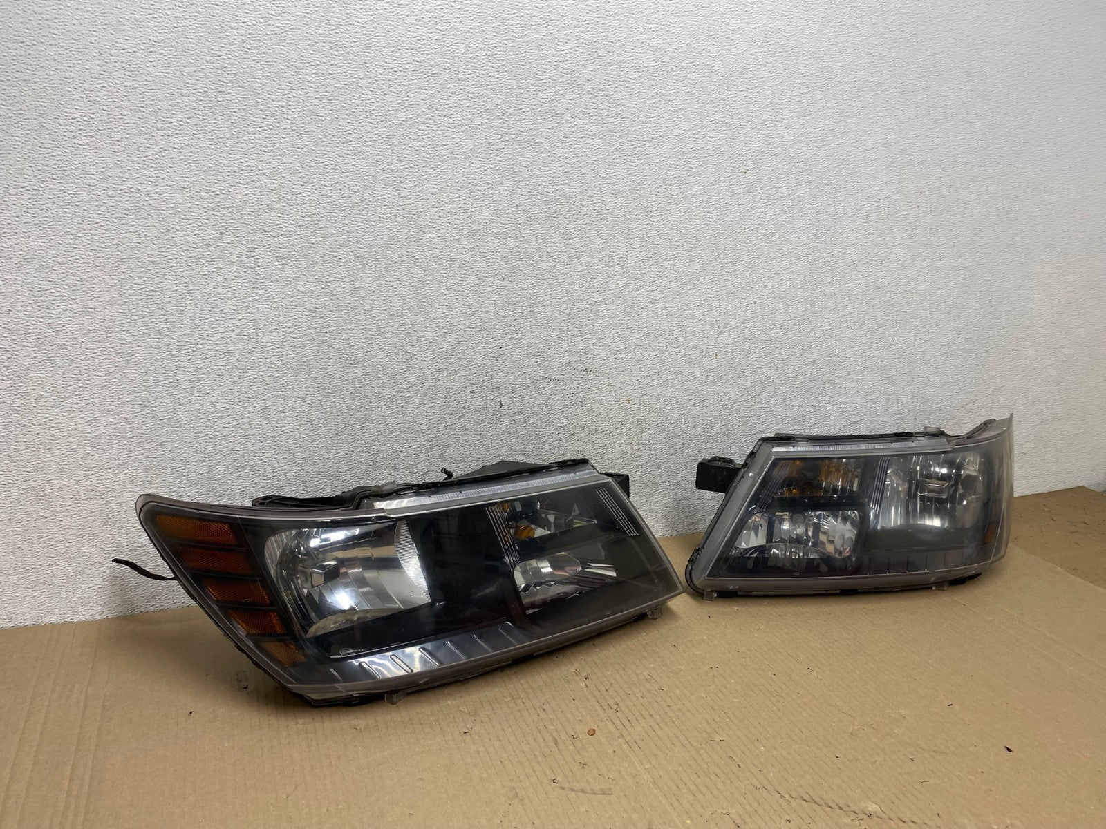 2009 to 2017 Dodge Journey Headlights Left+Right Set Halogen AE9500 LK2