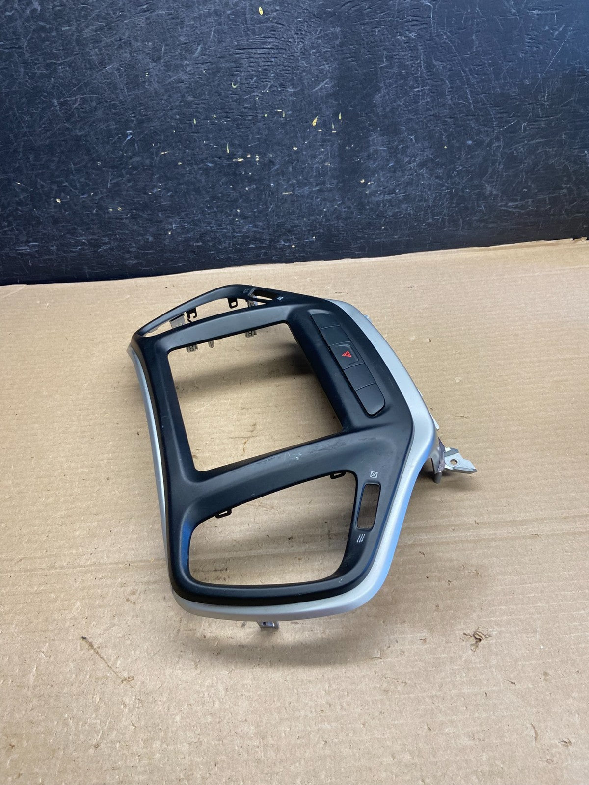 2014 to 2020 Jeep Cherokee Center Radio Climate Control Vent Bezel AH1564 DG1