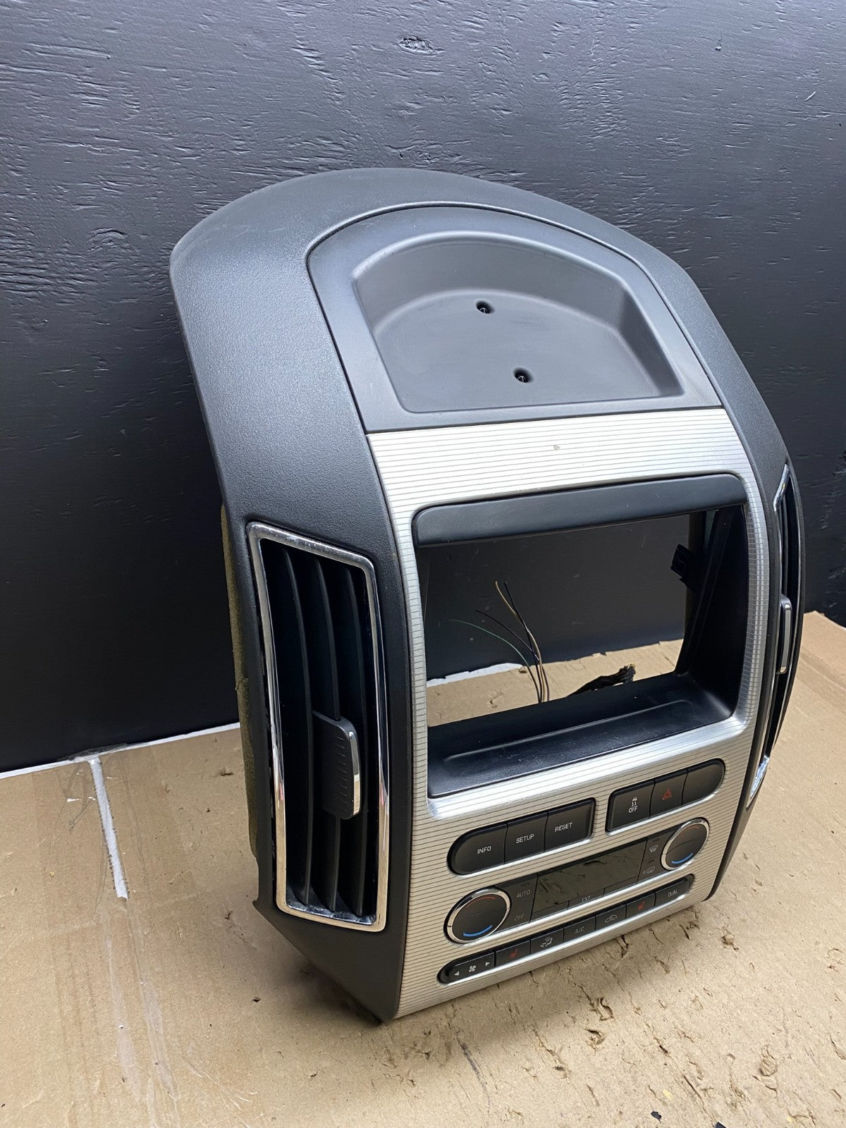 2007 - 2010 Ford Edge Heater Climate Control Radio Control Dash Bezel AB5695 DG2