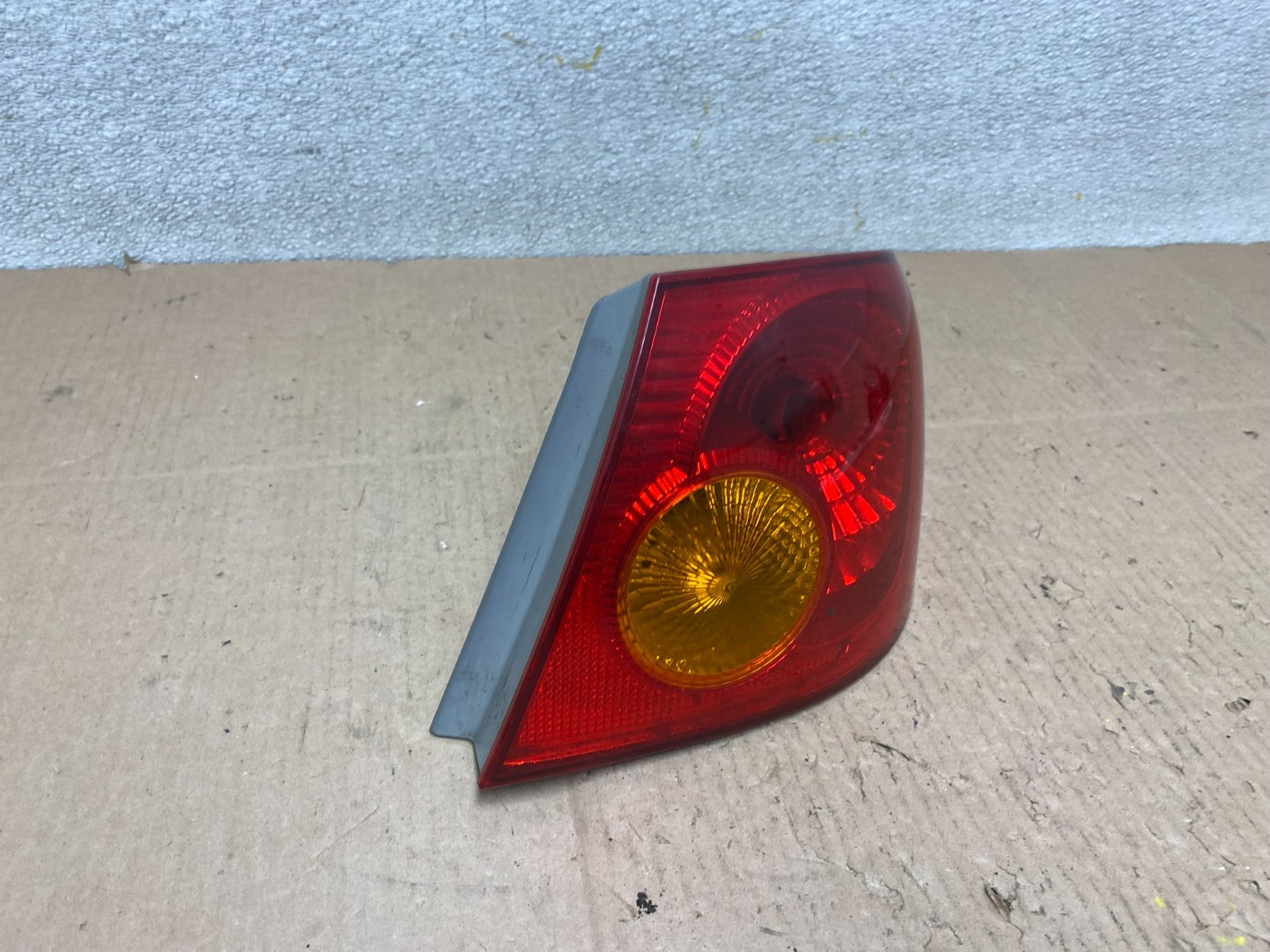 2003 to 2005 Toyota Corolla Right Passenger RH Side Tail Light Oem W0849 DW2