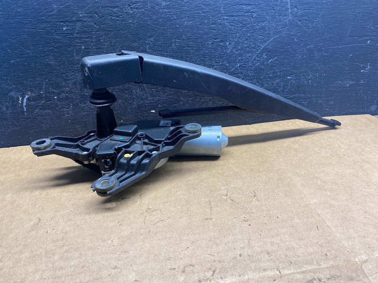 2020 to 2023 Ford Explorer Rear Windshield Wiper Motor ad7408 DG1