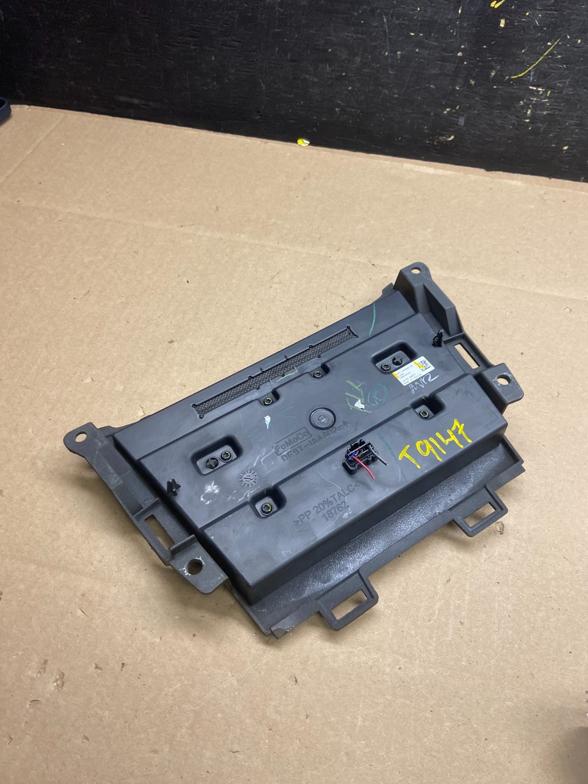 2013 to 2019 Lincoln MKT OEM Radio Dual Climate Control Panel OEM  t9147 DG3