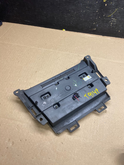 2013 to 2019 Lincoln MKT OEM Radio Dual Climate Control Panel OEM  t9147 DG3