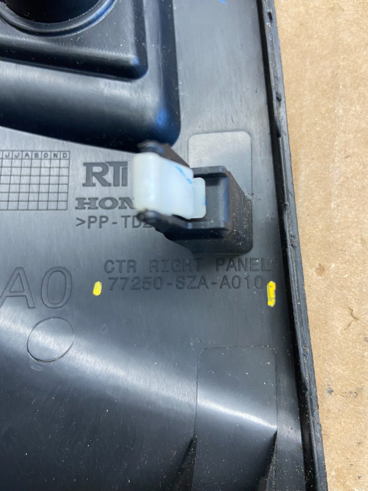 2009-2015 Honda Pilot Right Passenger Dash Vent Center Panel Bezel AD2108 DG4