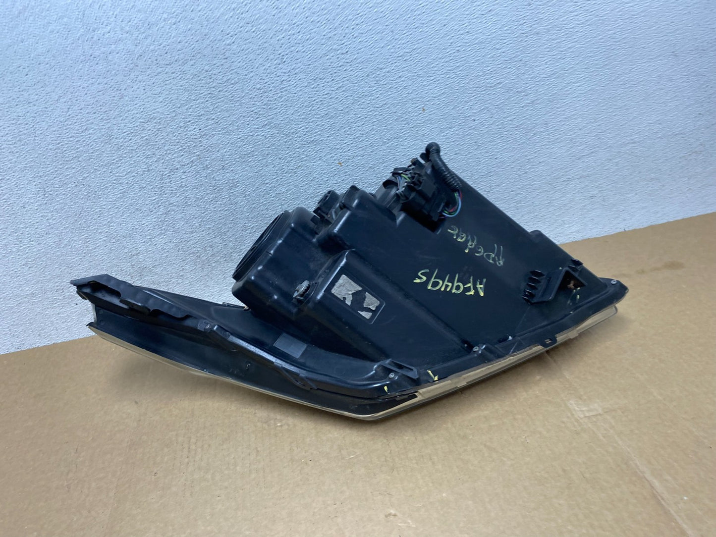 Halogen 2010 to 2016 Cadillac SRX Right Passegner Side Headlight AF9495 DW8