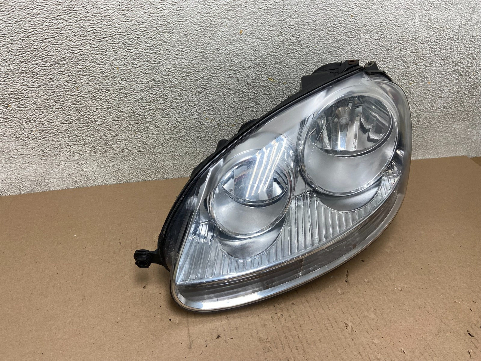 2005 to 2010 Volkswagen Jetta Left Driver LH Side Headlight Halogen AB5021 DW2