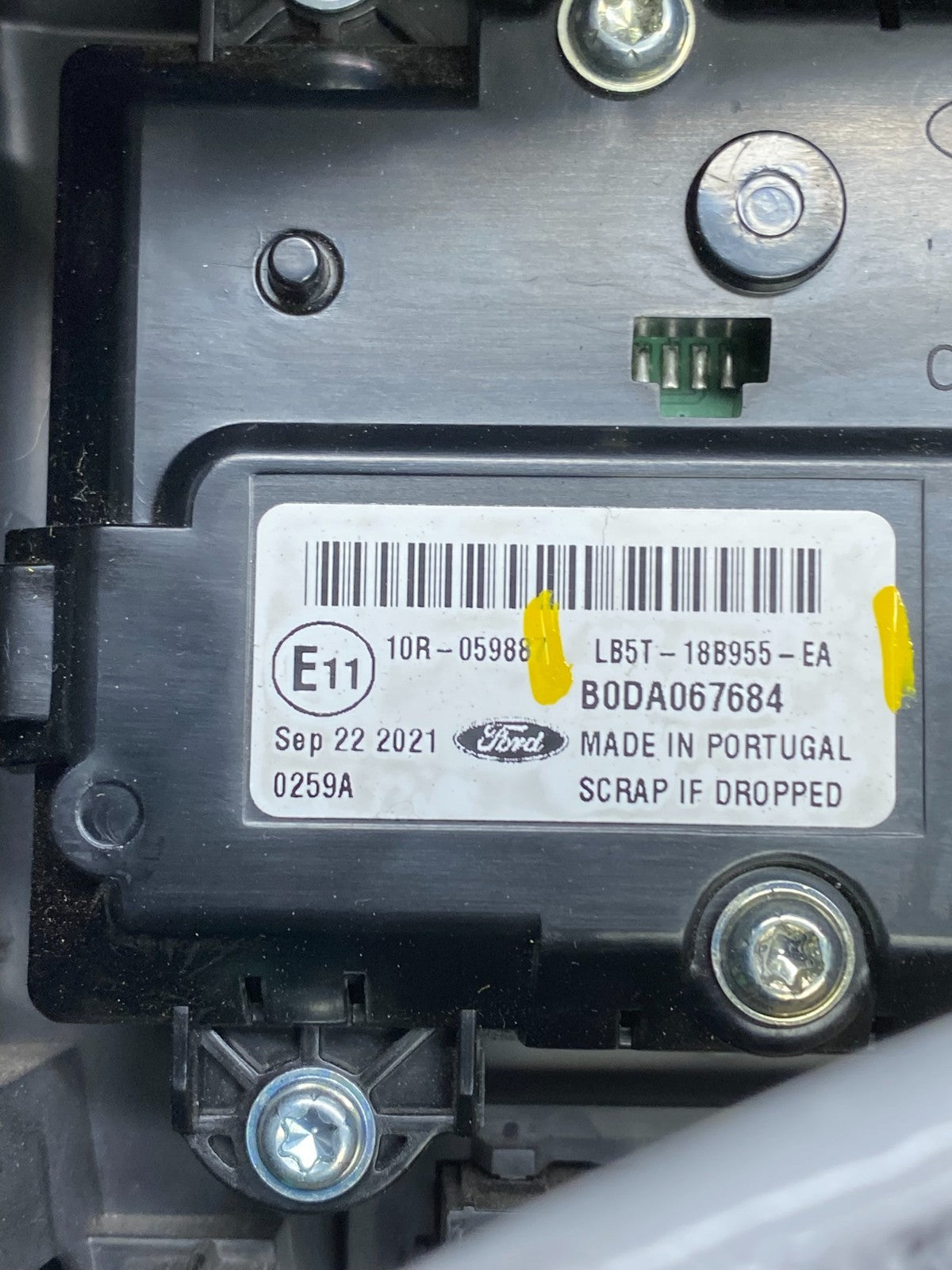 2020 to 2023 Ford  Explorer Console Radio Display Screen Air Vents Oem X6163 DG6
