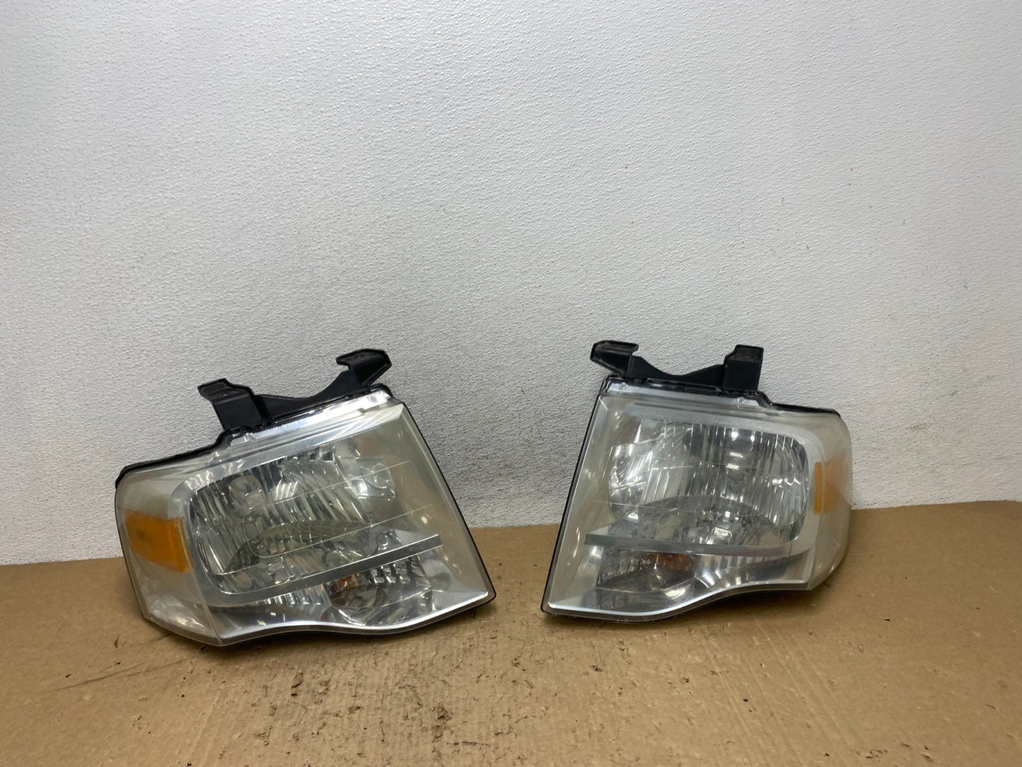 2007 - 2014 Ford Expedition Left+Right Side Headlights Halogen AG1430 DW0