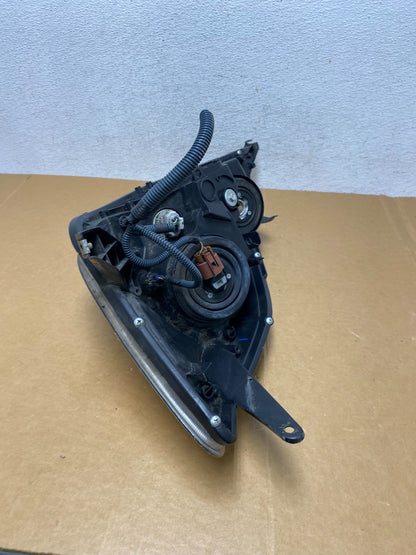 2004-2005 Toyota Sienna Right Passenger Halogen Headlight AD8934 DW8