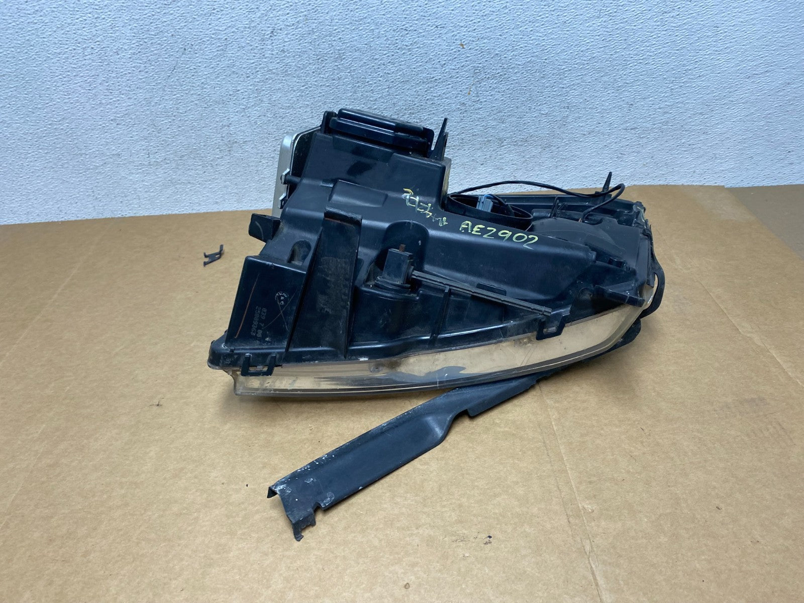 2007 - 2014 Cadillac Escalade Left Driver LH Side Xenon HID Headlight AE2902 DW11