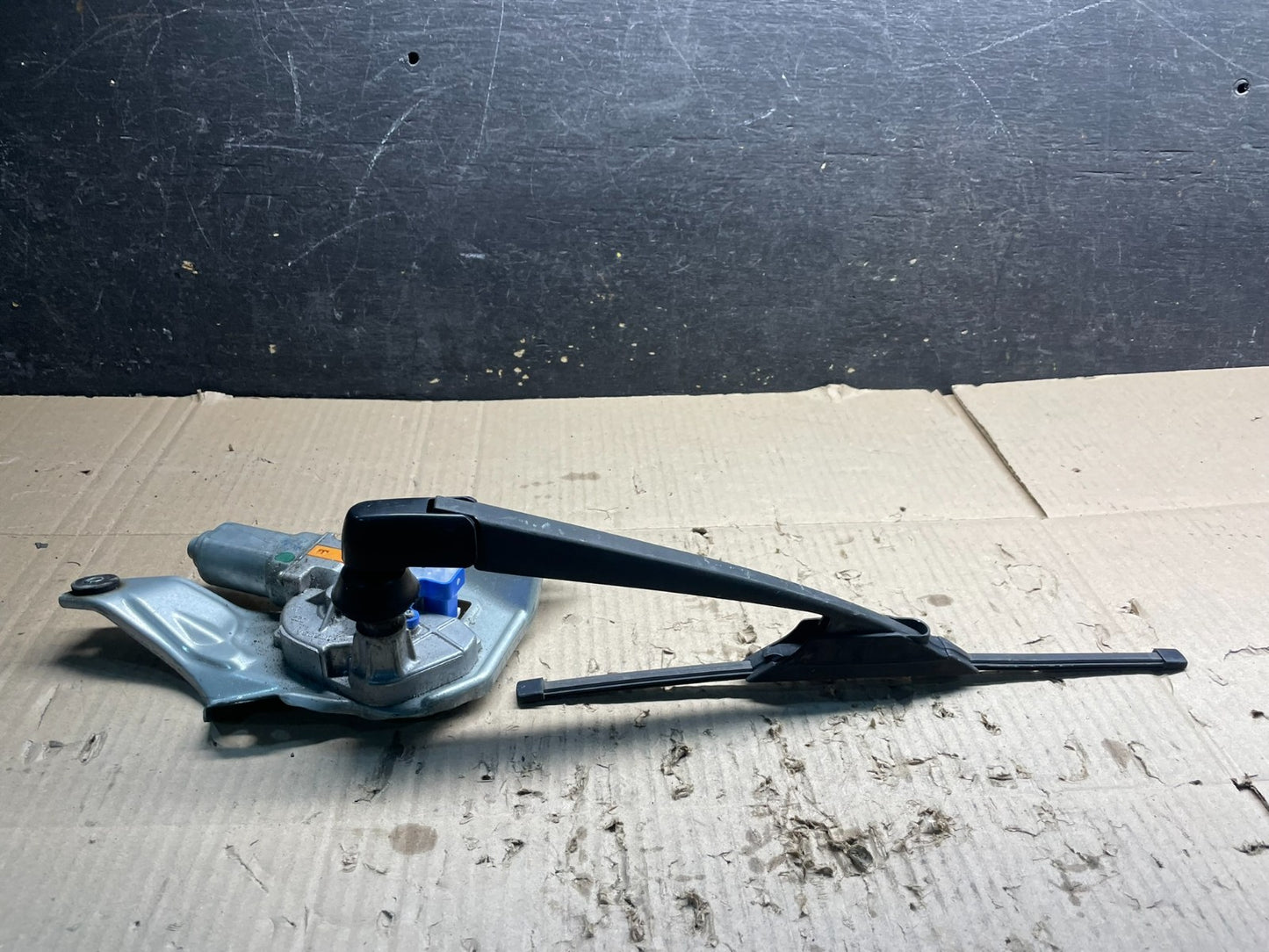 2010 to 2014 Subaru Legacy Outback Rear Windshield Wiper Motor x8311 DG3