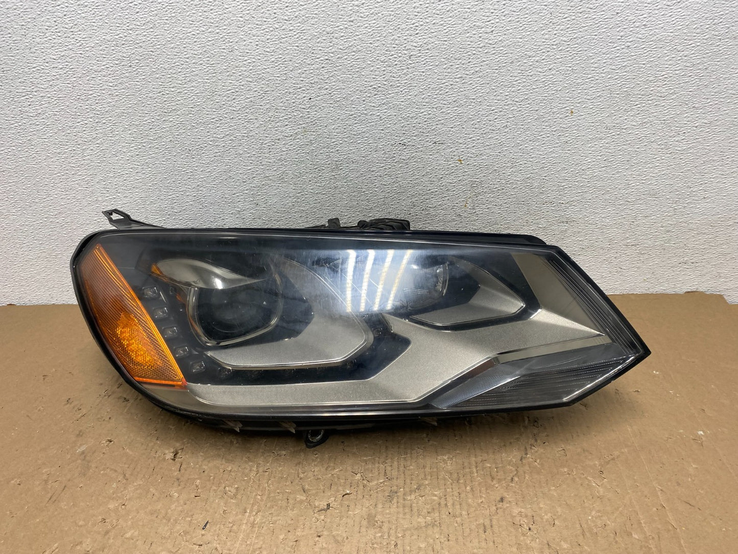 2011 - 2014 Volkswagen Touareg Right Passenger RH Xenon Headlight AD8828 DW0