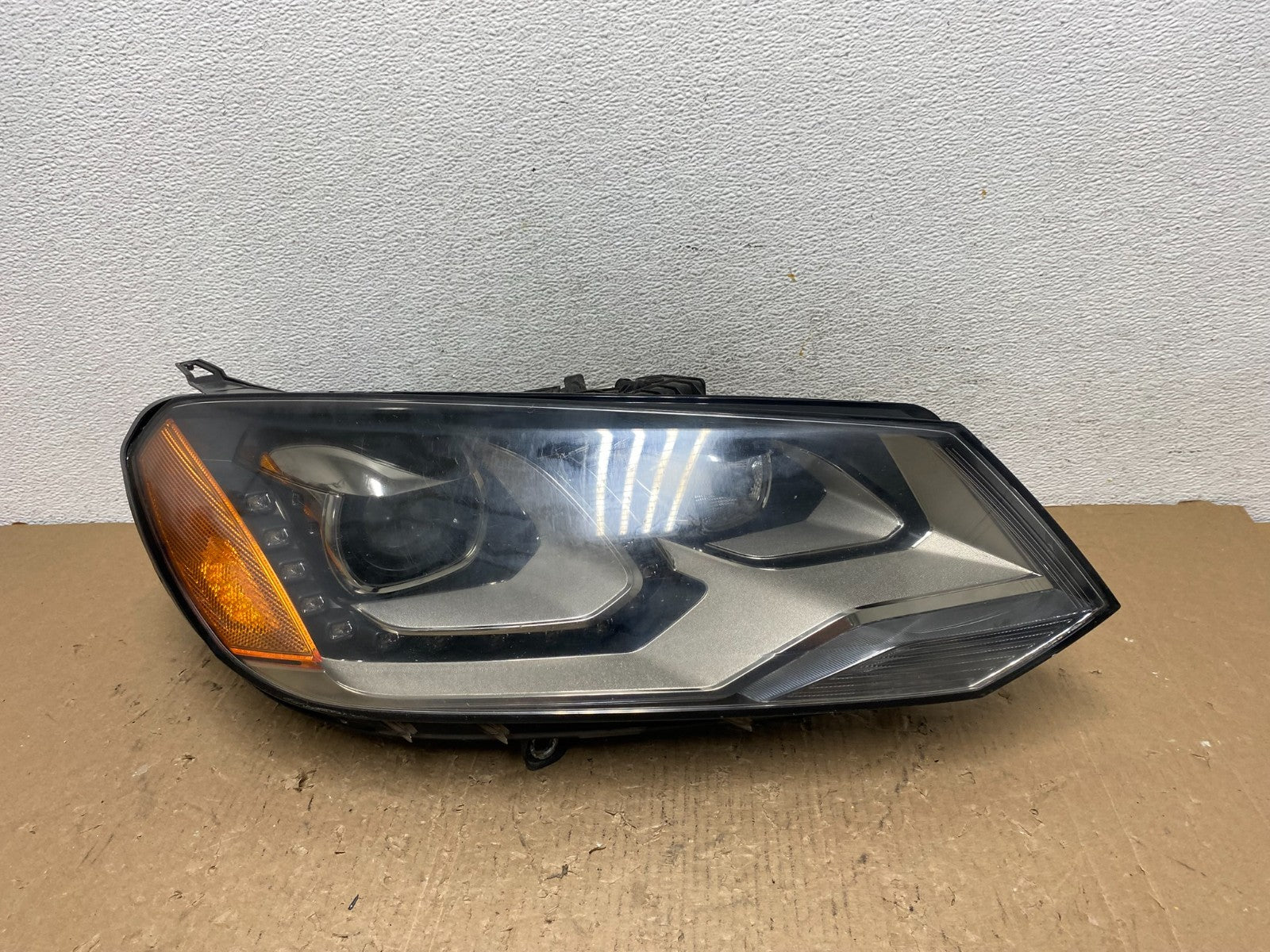2011 - 2014 Volkswagen Touareg Right Passenger RH Xenon Headlight AD8828 DW0