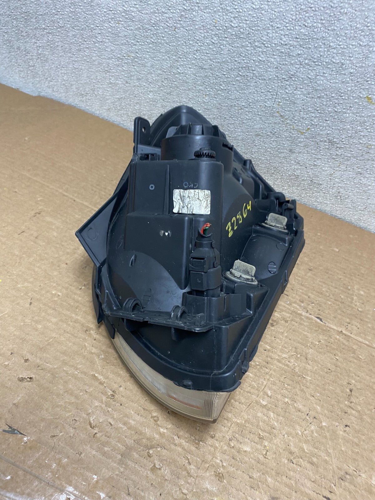 2005 to 2006 Kia Sportage Right Passenger RH Halogen Headlight Z2864 DW8