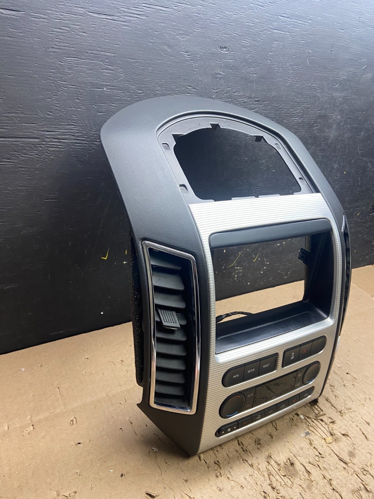 2007 - 2010 Ford Edge Heater Climate Control Radio Control Dash Bezel t8894 DG1