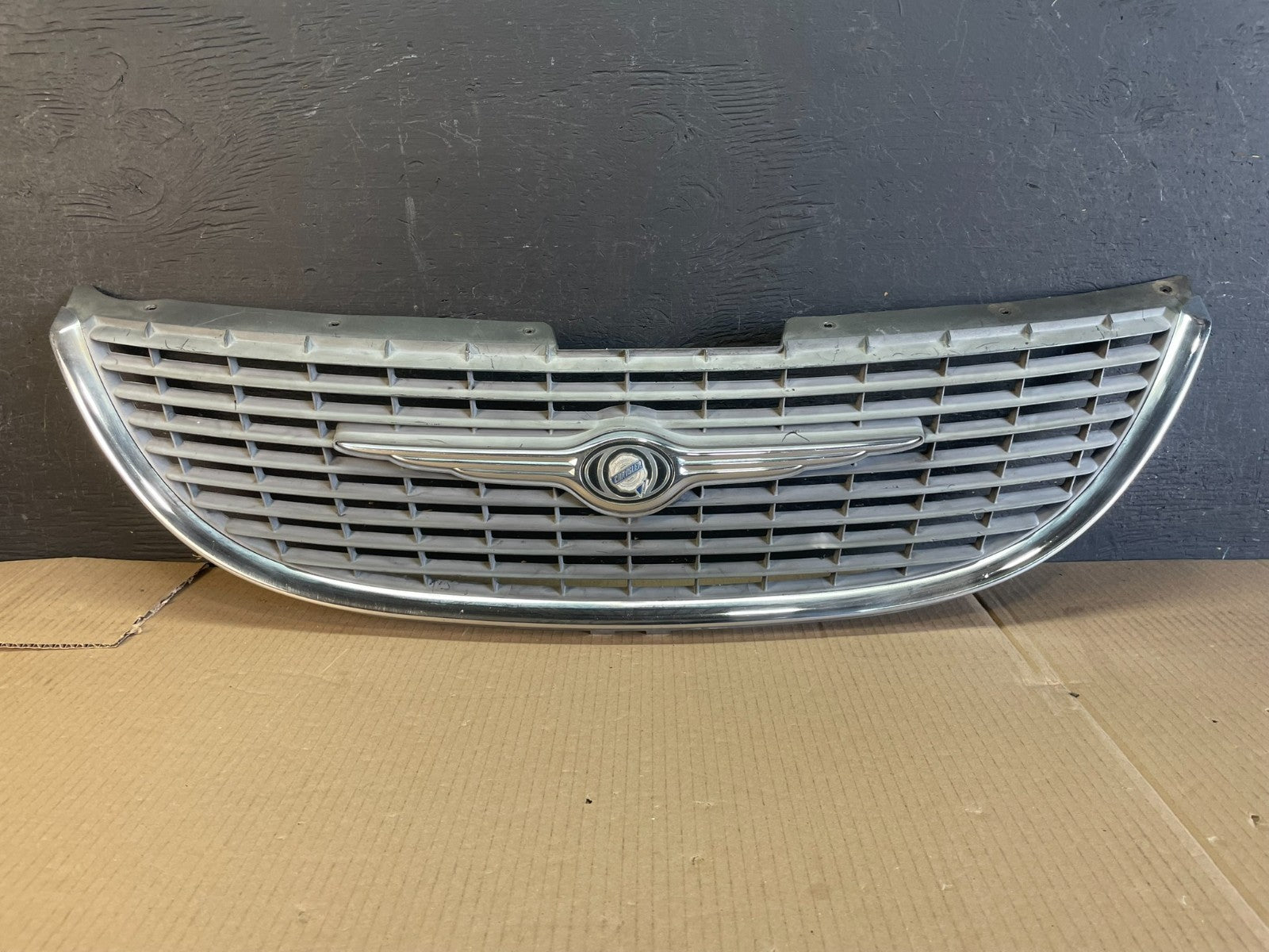 2001 to 2004 Chrysler Town & Country Front Upper Grill Grille AE3535 DG0