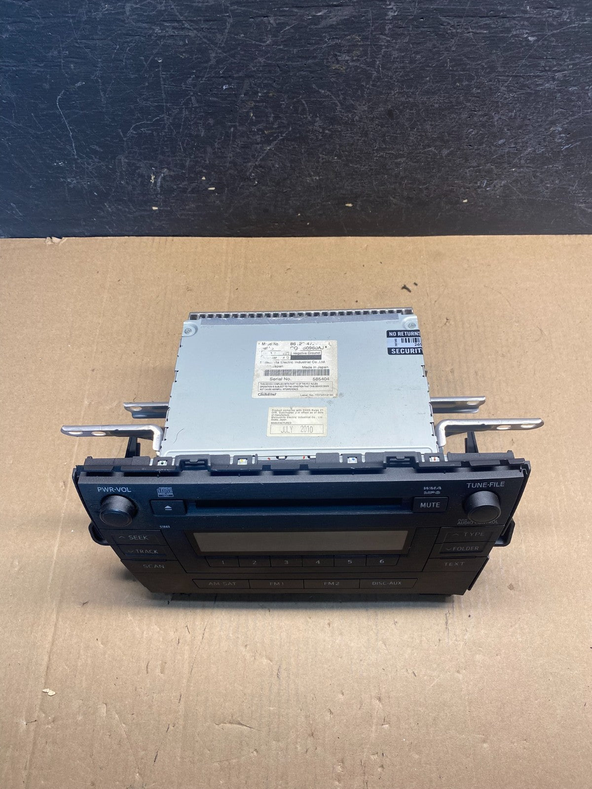 2010 to 2011 Toyota Prius Radio Stereo Receiver Aux Disc CD Player AE7712 DW3