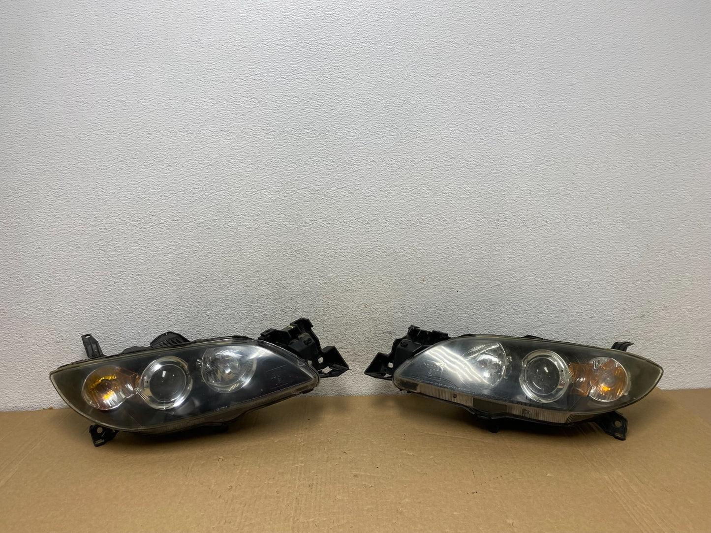 2004 to 2009 Mazda 3 Sedan Left+Right Side Halogen Headlights AF7319 DW0