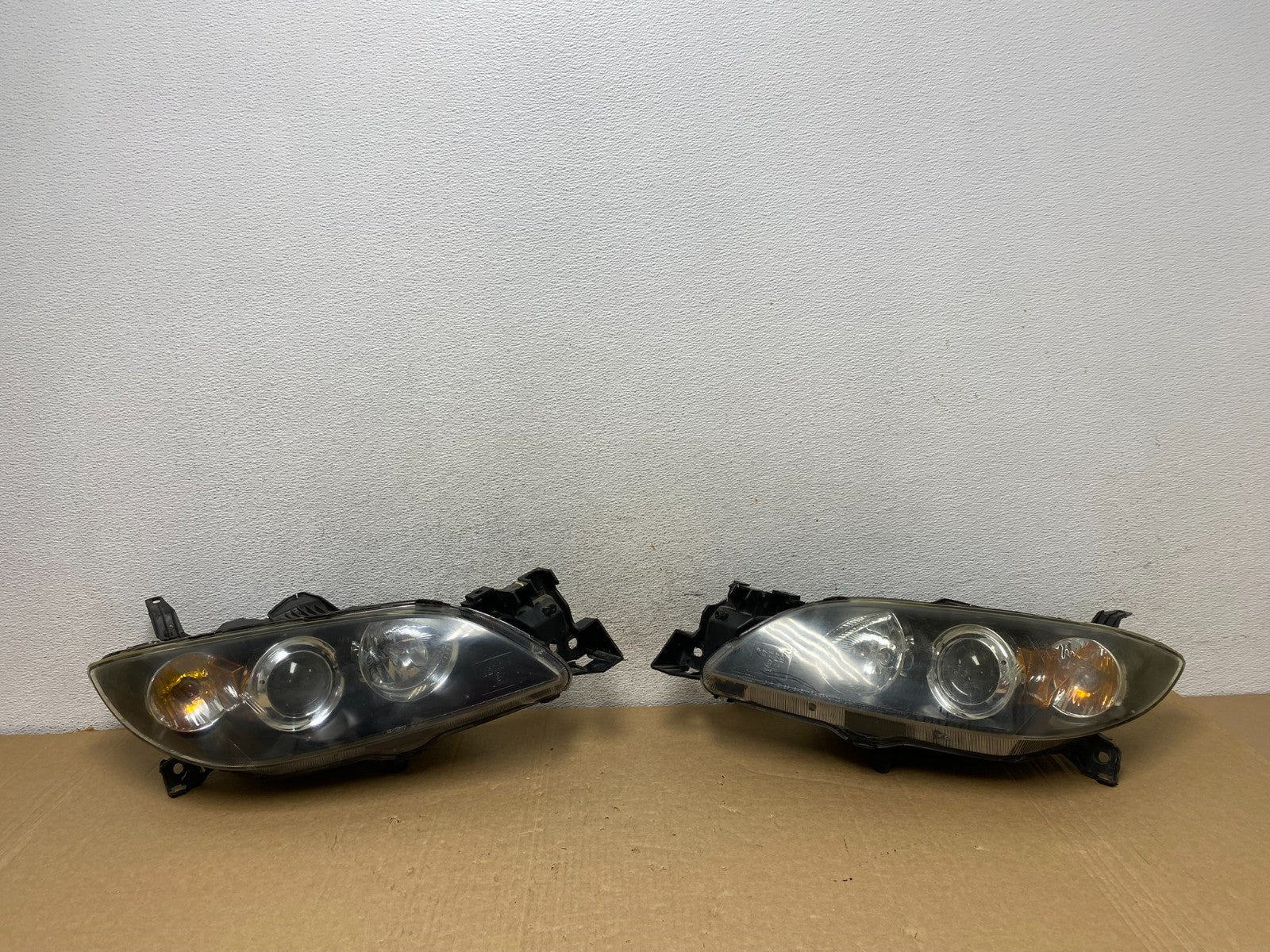 2004 to 2009 Mazda 3 Sedan Left+Right Side Halogen Headlights AF7319 DW0