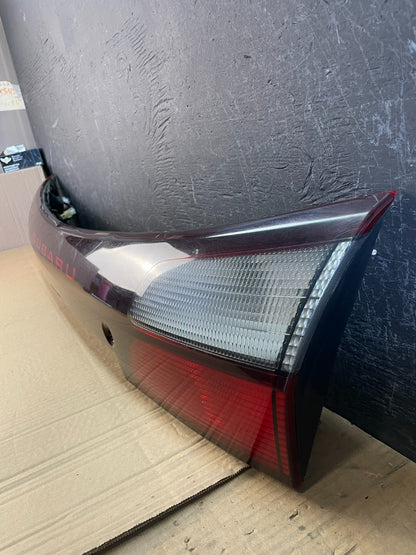2002 - 2004 Subaru Outback Trunk Hatch Lid Tail Light Panel Center AC9688 DG1