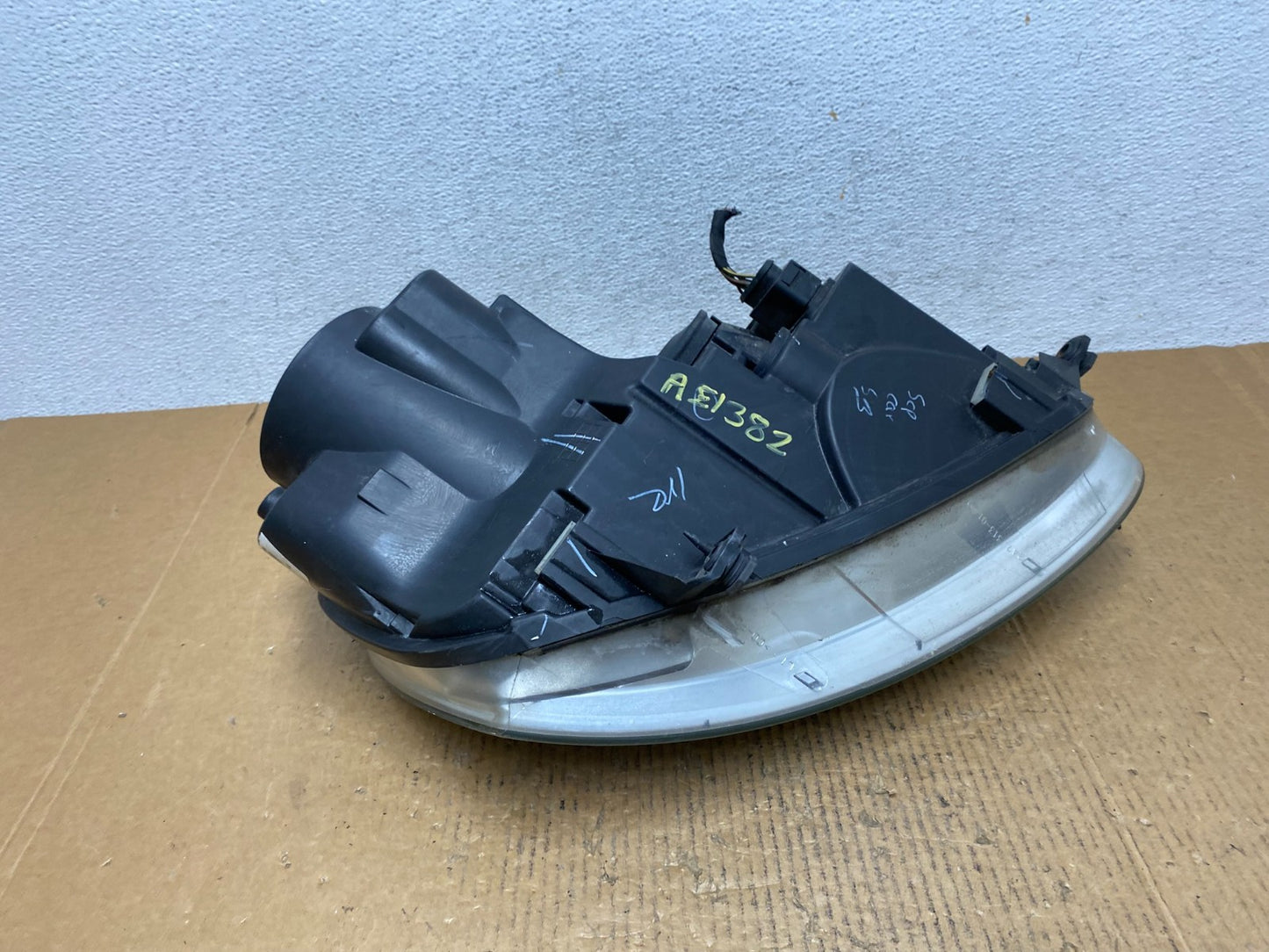 2005 to 2010 Volkswagen Jetta Left Driver LH Side Headlight Halogen AE1382 DW7