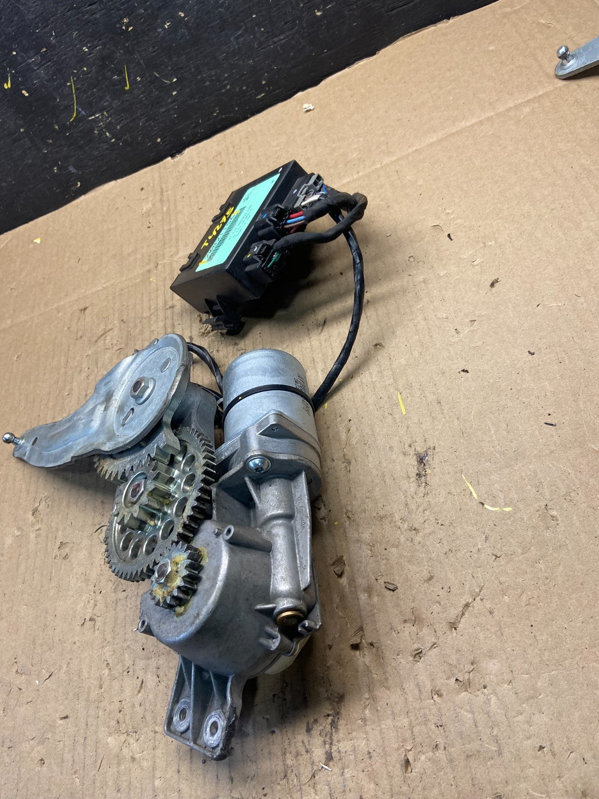 2009-2016 Cadillac Chevy GMC Rear Trunk Liftgate Power Motor Actuator t4275 DG1