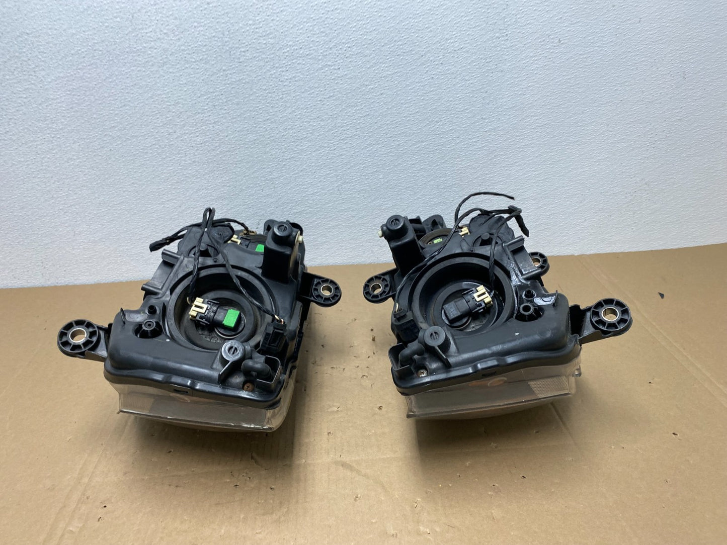 2008 to 2016 Chrysler Town and Country Left+Right Side Headlights AB6841 DW11