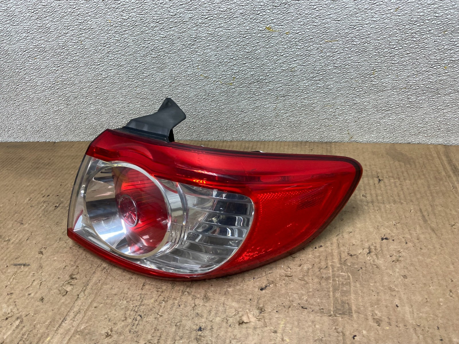 2010 to 2012 Hyundai Santa Fe Right Passenger RH Tail Light OEM AA8332 LK1