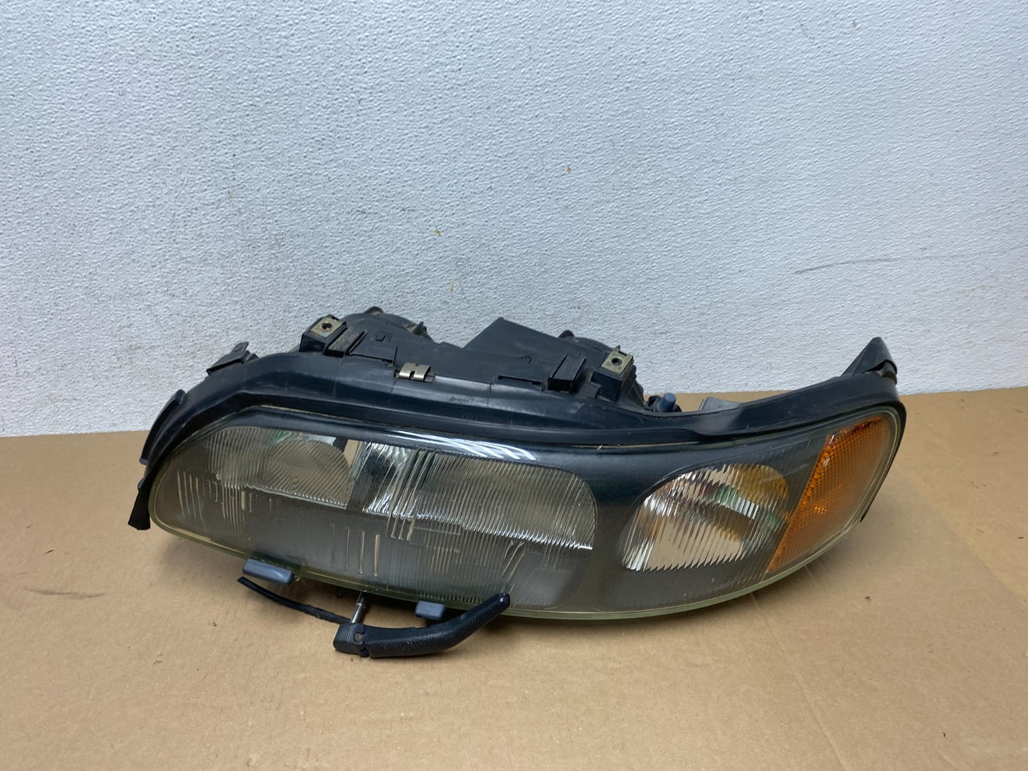 2001 2002 2003 2004 Volvo V70 XC70 Left Driver Side Headlight AD6411 DW0