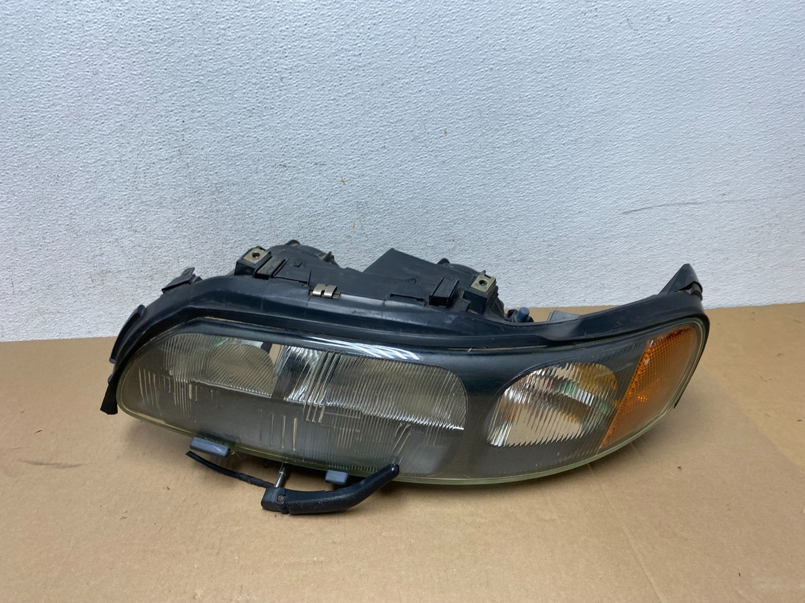 2001 2002 2003 2004 Volvo V70 XC70 Left Driver Side Headlight AD6411 DW0