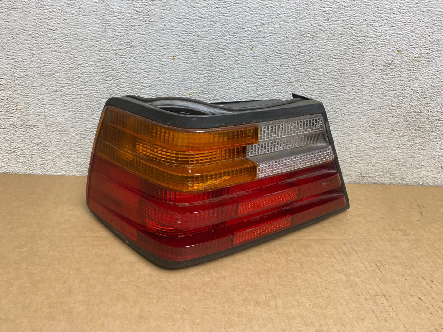 1994 to 1995 Mercedes E Class W124  Left Driver LH Side Tail Light L7550 DW0