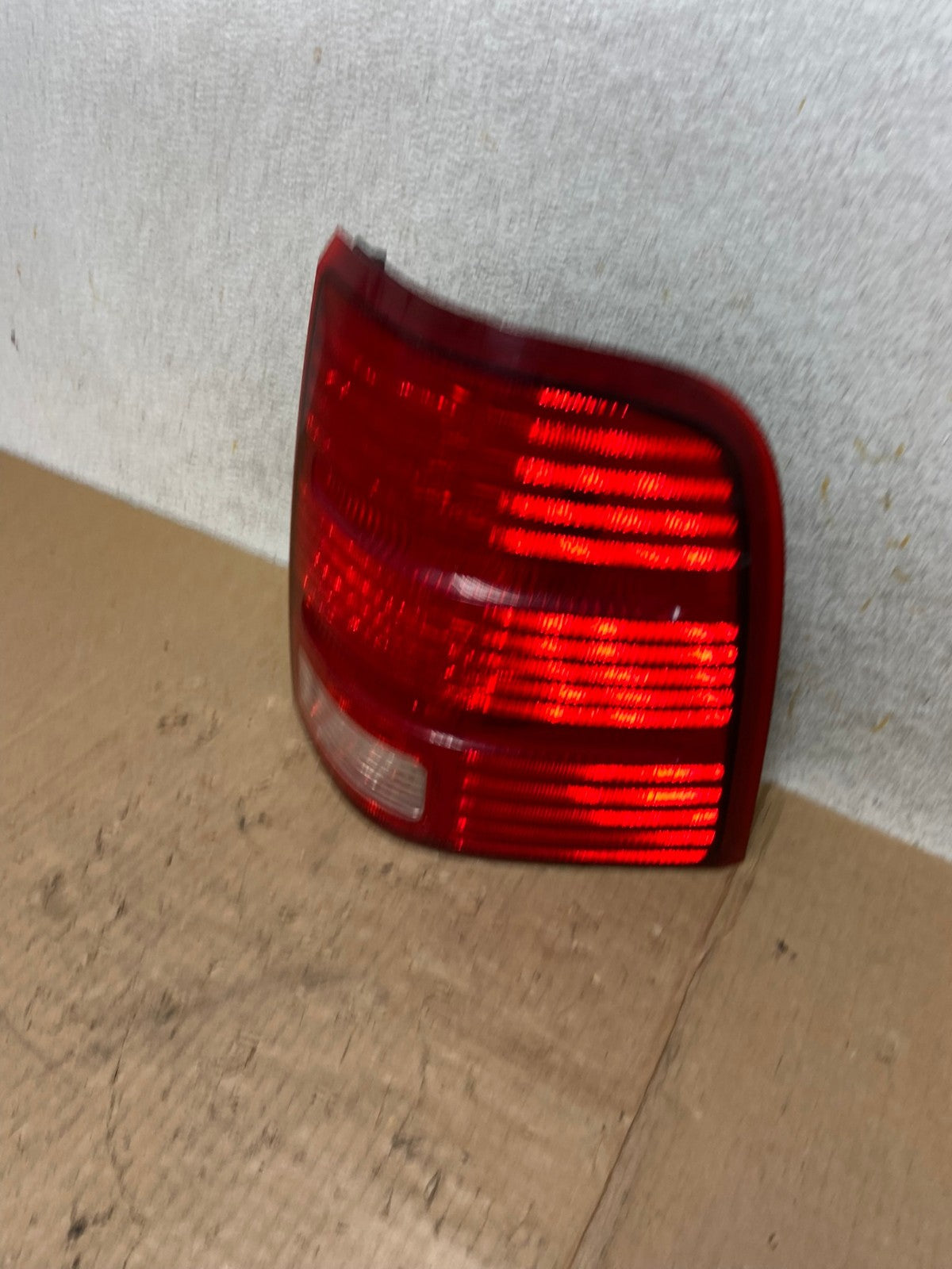 2002 to 2005 Ford Explorer Right Passenger Rh Side Tail light AI5467 LK1