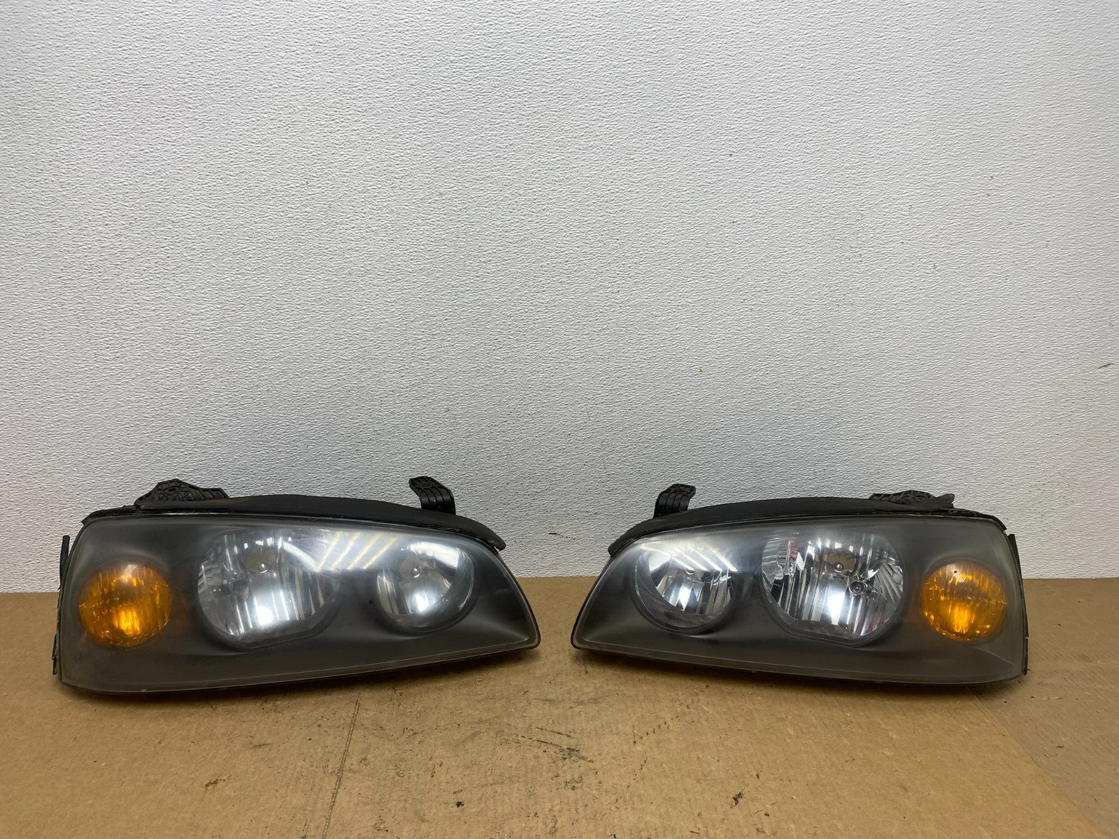 2004 to 2006 Hyundai Elantra Left+Right Set Halogen Headlights AC3577 DW0
