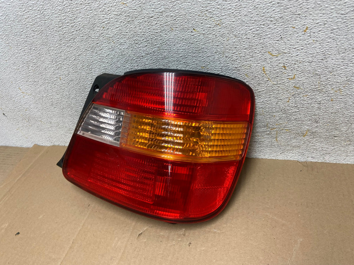 2001 - 2005 Lexus Gs300 Gs400 Gs430 Right Passenger Side Tail Light AI11531